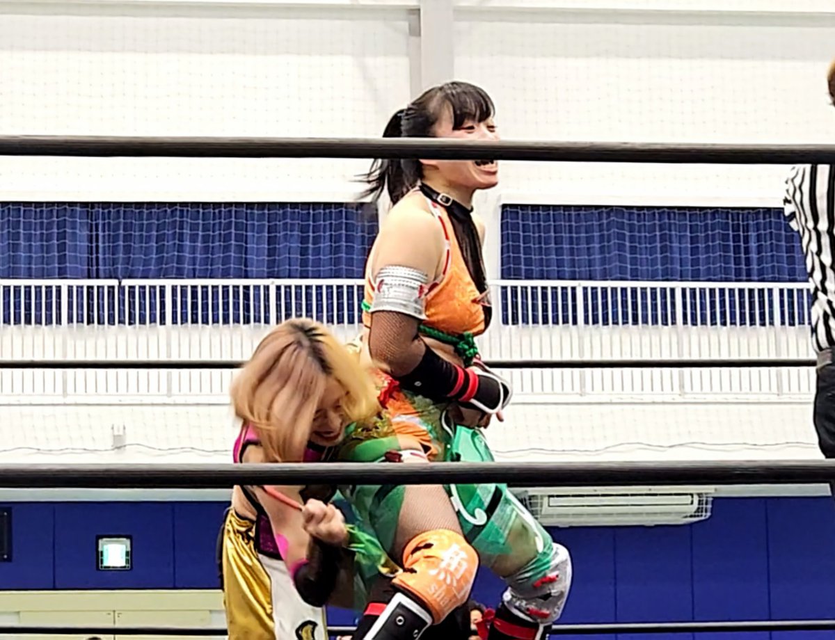 akiri0014's tweet image. #海乃月雫
#KONOHA
#プロレスの聖地復活

KONOHAさんの武器でズボズボ刺している、海乃さん😅