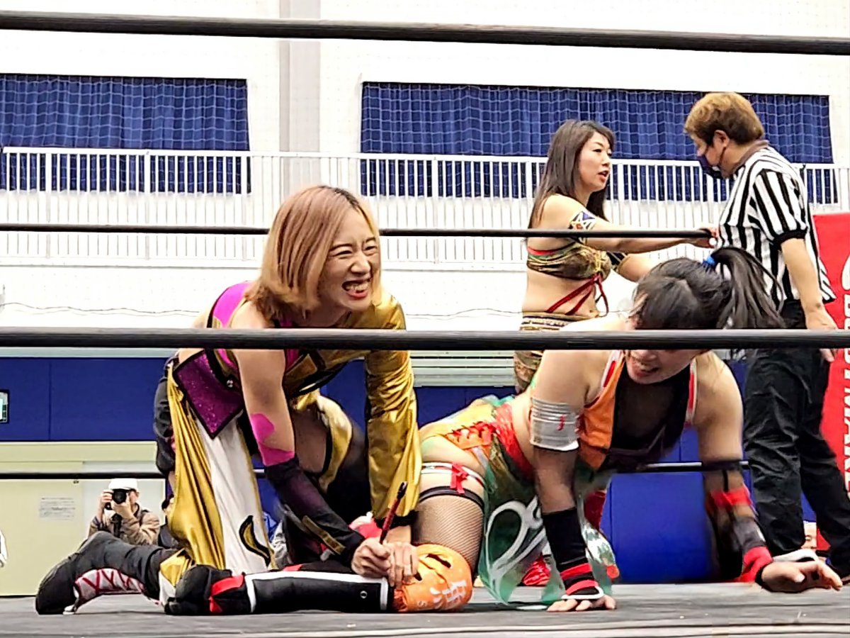 akiri0014's tweet image. #海乃月雫
#KONOHA
#プロレスの聖地復活

KONOHAさんの武器でズボズボ刺している、海乃さん😅