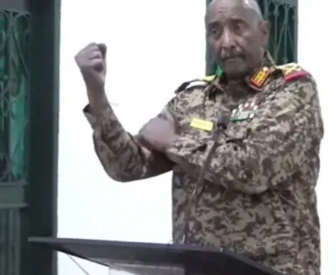 Fh5sah's tweet image. الإمارات دايرة تبدأ معاك جلسة مفاوضات، حتقدم ليهم شنو؟
البرهان : الخرطوم.
الصحفي استغرب وقال: العاصمة؟
رد البرهان: لا يا زول .. ده