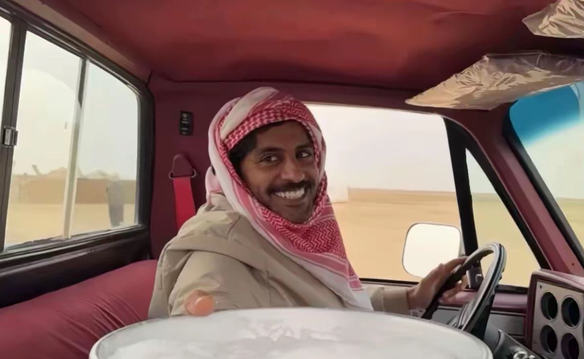 يرضيـني اني عشـت وافي ولا بـرت 
واعلنت بالهـرج الصحيح انطبـاعي

زاد النـفاق الاجتماعي . . وانا صرت
ماعاد احب اصير شخص اجتماعي

             - سعد علوش