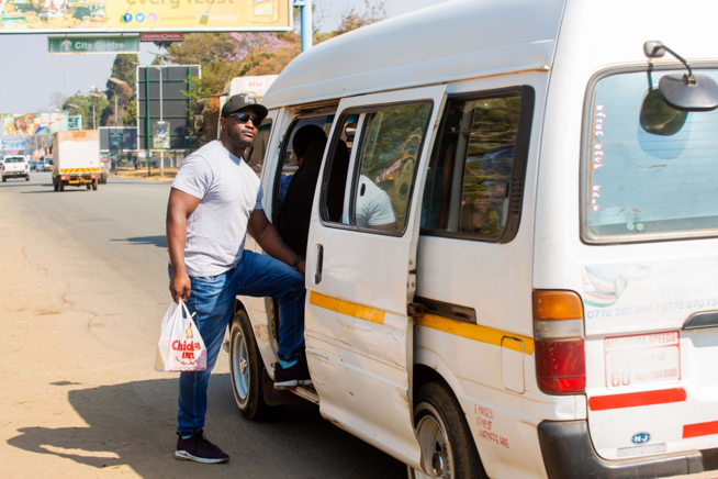 ChickenInnZW's tweet image. Chicken Inn inonhuwirira zvekudziira combi yese.
Imbotiudzai, how are you surviving mumakombi umu nemunhu anenge achidya Chicken Inn yake right next to you? 

#LuvDatChicken #ChickenInnZW