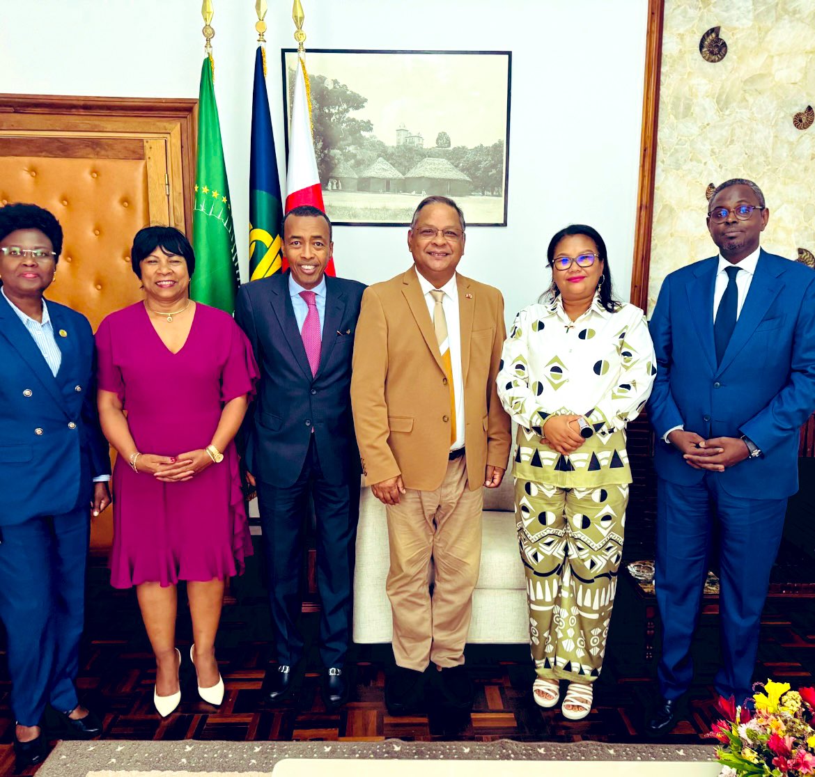 3Mdjib's tweet photo. 1/3 Fin de 10 jours d’intenses activités diplomatiques, au cours desquels j’ai eu l’opportunité d’accompagner @AmbMedIdriss, Envoyé spécial du Président de la Commission de #AU pour #Madagascar. Aboutissement de la mission : le rapport présenté au @ymahmoudali @MAECIDJIBOUTI https://t.co/YgTM5qjI7W