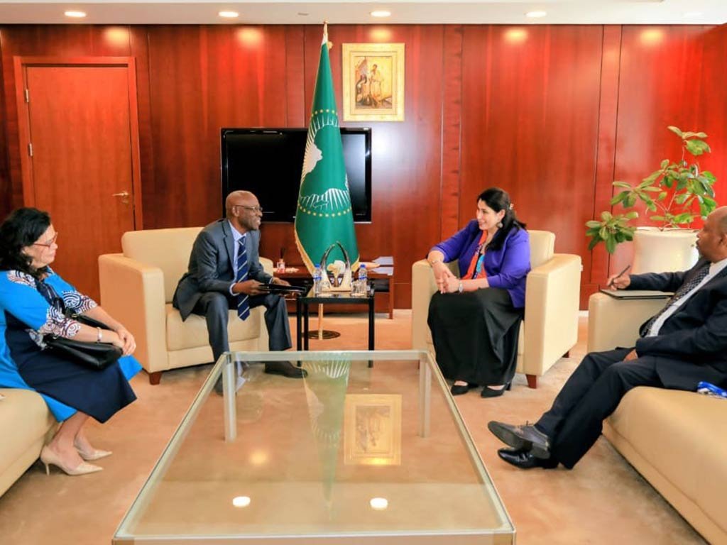 🤝 La vicepresidenta de la Comisión de la Unión Africana, Selma Malika Haddadi, reafirmó los lazos históricos que unen a África con #Cuba 🇨🇺 y el interés de explorar nuevas vías para profundizar la cooperación bilateral.

Amplíe👇
🔗cubaminrex.cu/es/union-afric…