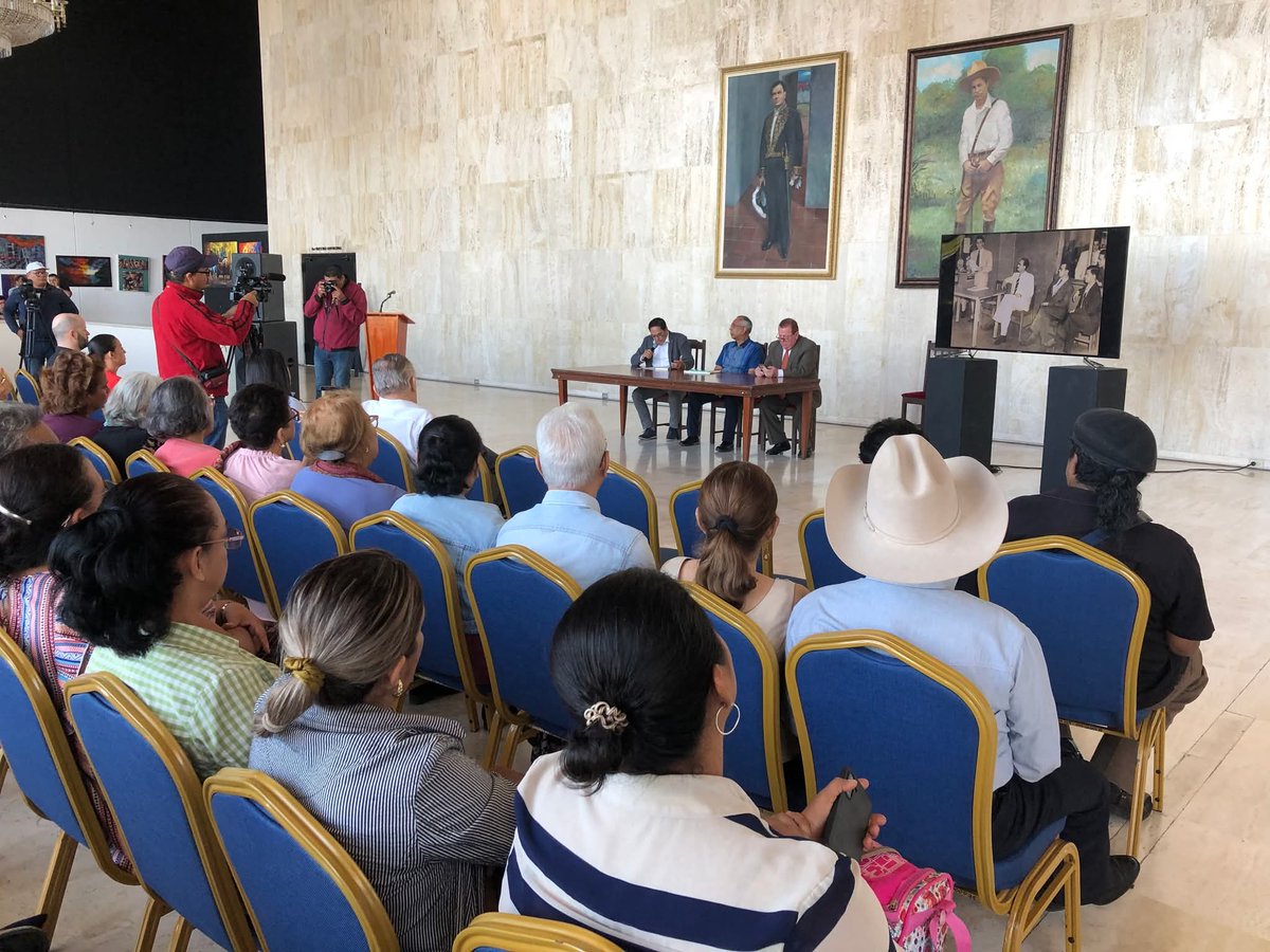 db_nicaragua's tweet photo. 📚✨ En conmemoración del centenario del natalicio del maestro y poeta Guillermo Rothschuh Tablada, se realizó un emotivo homenaje cultural en el Salón de los Cristales del TNRD, en Managua, destacando su invaluable legado a la educación y la literatura nicaragüense. 🇳🇮🎭
#TNRD https://t.co/gomxCPqT6U