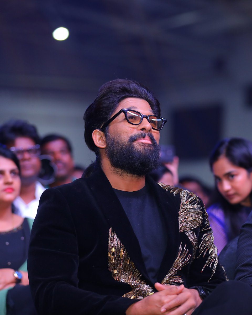 filmfare's tweet photo. The Pushpa Raj swagger in a classic Filmfare frame! 🔥 

Throwing it back to the night when the Icon Star, Allu Arjun owned the room at the 69th Filmfare Awards South. ♥️

Witness more such special moments at 70th Filmfare Awards South in Kerala on 21st February. 🙌

Destination Partner: @KeralaTourism
Special Partner: @KamarFilmfactry
Co-Powered By: @TTKPRESTIGELTD
@SensodentK

#70thFilmfareAwardsSouthwithKeralaTourism
#70thFilmfareAwardsSouth
#FilmfareAwardsSouth
#FilmfareAwards
#Filmfare