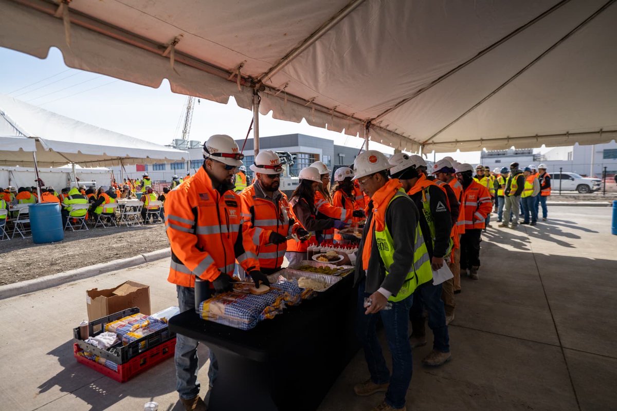 skyboxdcs's tweet photo. Proud to support Whiting-Turner as they hosted a partner appreciation event on one of our job sites recognizing the crews who put in the work day in and day out. Grateful to build alongside partners who show up every day. 🏗️
#DataCenterConstruction #Teamwork https://t.co/kdkiMtFux4
