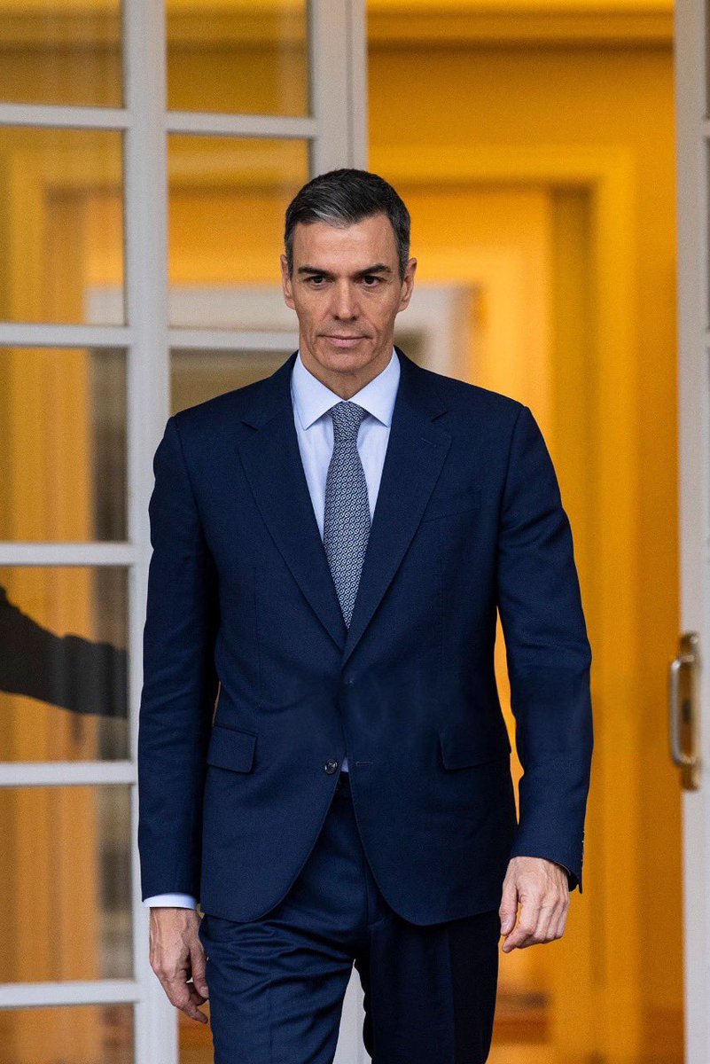 Los Italianos lo adoran
Los Argentinos lo adoran 
Los Ucranianos lo adoran 
Puedo seguir enumerando más Ciudadanos del mundo que quieren un Pedro Sánchez en sus vidas 
<a href="/sanchezcastejon/">Pedro Sánchez</a>