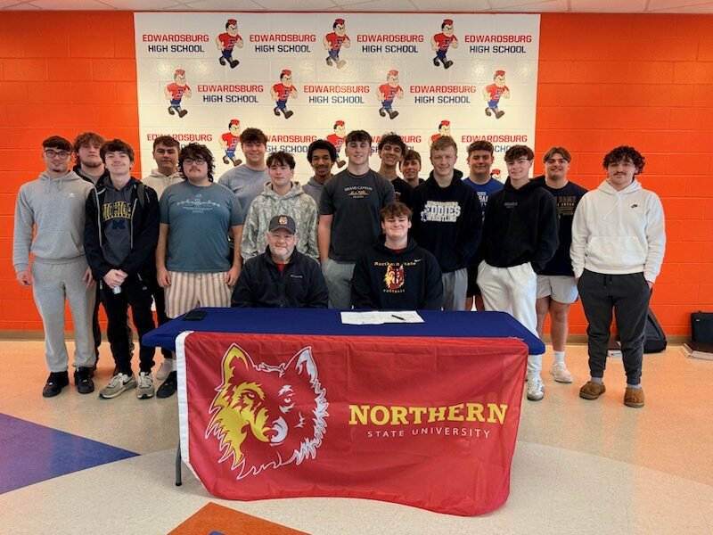AJWrigh47981671's tweet photo. It's OFFICIALLY OFFICIAL! 
269 ➡️ 605📍
Signed! I'm thankful, humbled and excited to have this chance.  🟥🟨
@NSUCoachSchmidt
@K_Price73  @NSUWolves_FB
@NorthernStateU @chrissolari @ChuckFreeby @OLMafia @LT2FBA @mdwestathletics @MichFBFrenzy @PrepRedzoneMI @D1_Rejects @MIexposure @AllenTrieu  @GAINSportsLLC