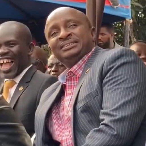 Dimax256's tweet image. My ex sent me a video of her kissing her new boyfriend to make me jealous 😣🥺I just forwarded the video to her parents 😁😁

I hate nonsense this year 🤧😂