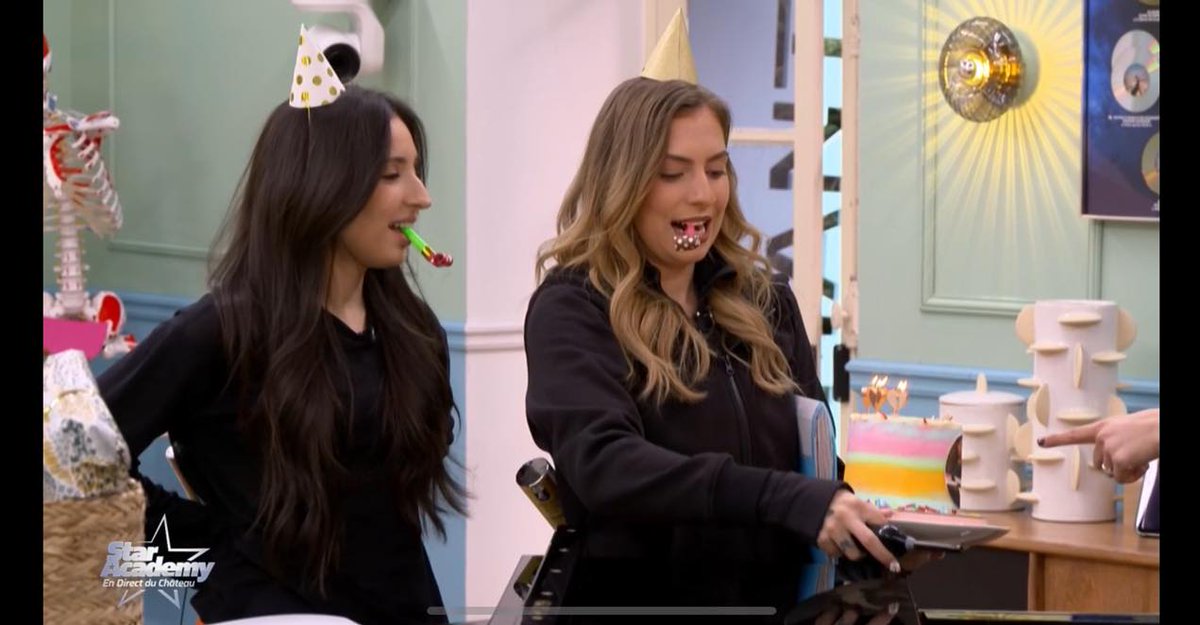 viralvxrd's tweet photo. Petite surprise pour l'anniversaire de Lucie Bernardoni #staracademylelive https://t.co/ynoDXrZ6rR
