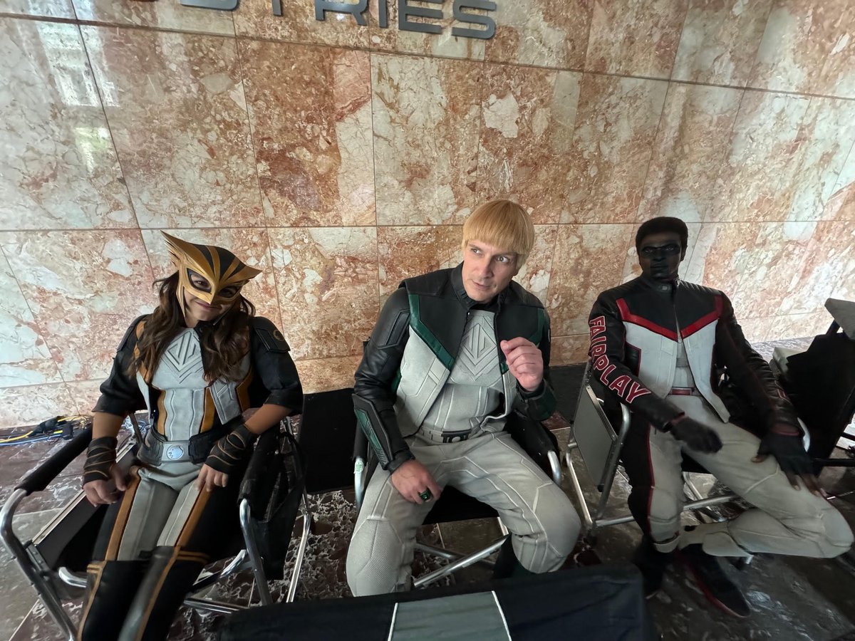 Justice Gang between set-ups. #Superman