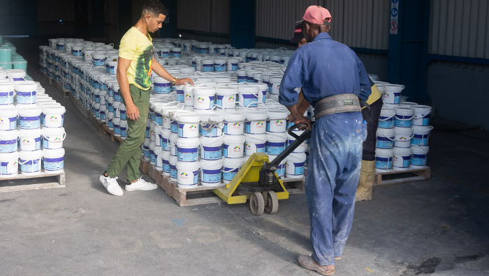 La Unidad Empresarial de Base (UEB) Pinturas Vitral del municipio de Nuevitas, Camagüey, produce, pese a limitaciones, ratificando su papel en la sustitución de importaciones y la producción local, a pesar de las dificultades.
👉Más información: facebook.com/plugins/post.p…