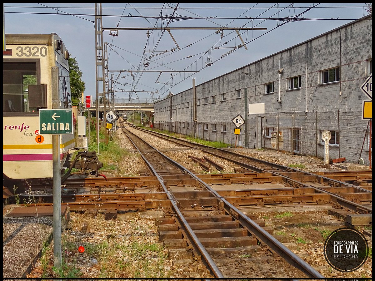 ffccviaestrecha's tweet photo. Una unidad de la serie 3300, en el cruce de El Berrón, procedente de Laviana y con destino Gijon.
#ferrocarrilesdeviaestrecha #feve #renfe #adif #elberron https://t.co/7Z55tbqWhE