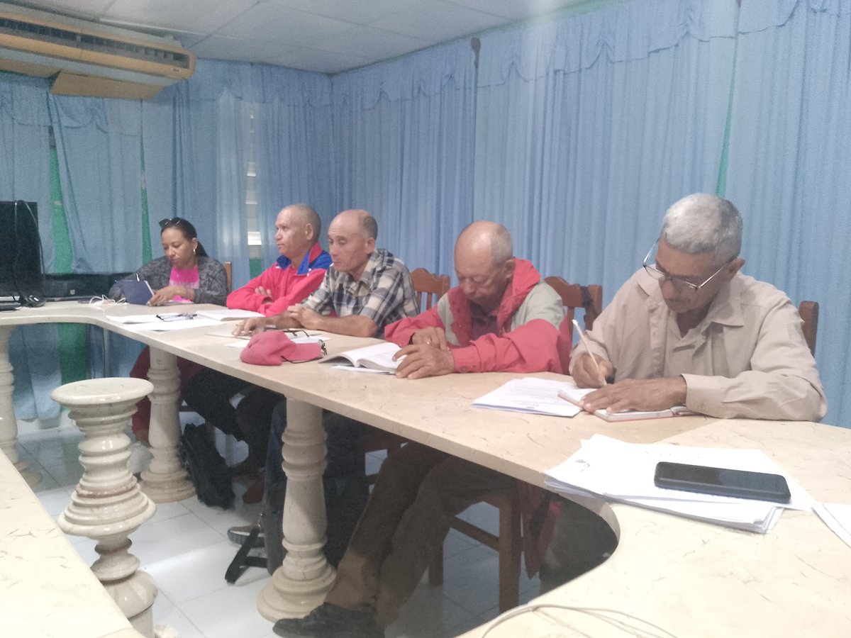 Director de UEB de Acueducto Alfredo Reyes Calzada y el Sub director de Vivienda informa a Presidentes de Consejos Populares la  respuesta a los señalamientos hechos en el Control Popular al cumplimiento con el servicio.
#MunicipioPilón
#ProvinciaGranma