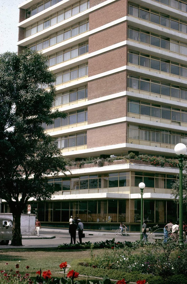 El edificio que sufrió severos daños en su estructura durante el terremoto de 1976 por lo que tuvo que ser demolido, su ubicación estaba entre la 5 avenida y 8 calle zona 1 #Guatemala 

📸 derechos a quién corresponda