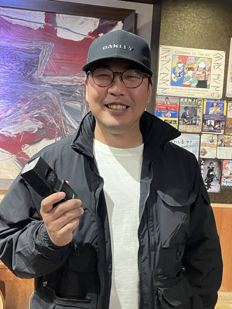 zhNEL4SzNBTcok3's tweet photo. クリニック通院日記
(458) 2/2(月)その五
3番手は、
🙌#常陸淳🙌くん
なんだか、落ち着いて、堂々としていました💕🙆♀️
皆んなの手拍子が、一段と高くなりました。
👏👏👏👏👏💕🙆♀️故郷はありがたいですね😍
「#NITROBOX」さん達も大好き❤
最後、
🎸#岩瀬敬吾🎸さん
独特の歌い方に、感動でした💕
何度も聞いていた、
🎵#あの紙ヒコーキくもり空わって🎵
も歌ってくださいました。
ライブ後、🙌淳🙌くんと
🎸岩瀬敬吾🎸さんの並んだ姿が撮りたくて、
📸#HitachCamera=ミノ
=常陸厚太📸くんの横で撮らせてもらいました。
写真をsnsにあげる事、快くご承諾いただきました🙏
