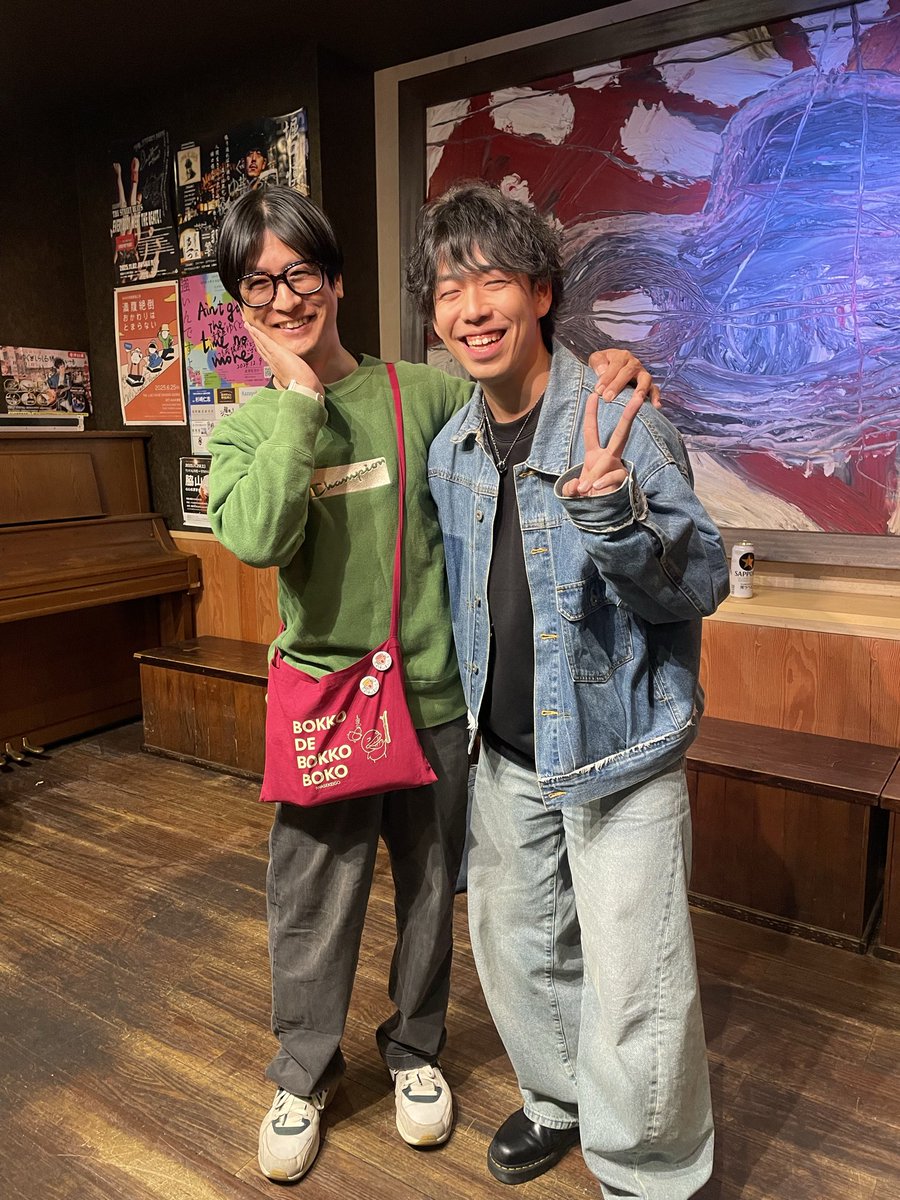zhNEL4SzNBTcok3's tweet photo. クリニック通院日記
(458) 2/2(月)その五
3番手は、
🙌#常陸淳🙌くん
なんだか、落ち着いて、堂々としていました💕🙆♀️
皆んなの手拍子が、一段と高くなりました。
👏👏👏👏👏💕🙆♀️故郷はありがたいですね😍
「#NITROBOX」さん達も大好き❤
最後、
🎸#岩瀬敬吾🎸さん
独特の歌い方に、感動でした💕
何度も聞いていた、
🎵#あの紙ヒコーキくもり空わって🎵
も歌ってくださいました。
ライブ後、🙌淳🙌くんと
🎸岩瀬敬吾🎸さんの並んだ姿が撮りたくて、
📸#HitachCamera=ミノ
=常陸厚太📸くんの横で撮らせてもらいました。
写真をsnsにあげる事、快くご承諾いただきました🙏