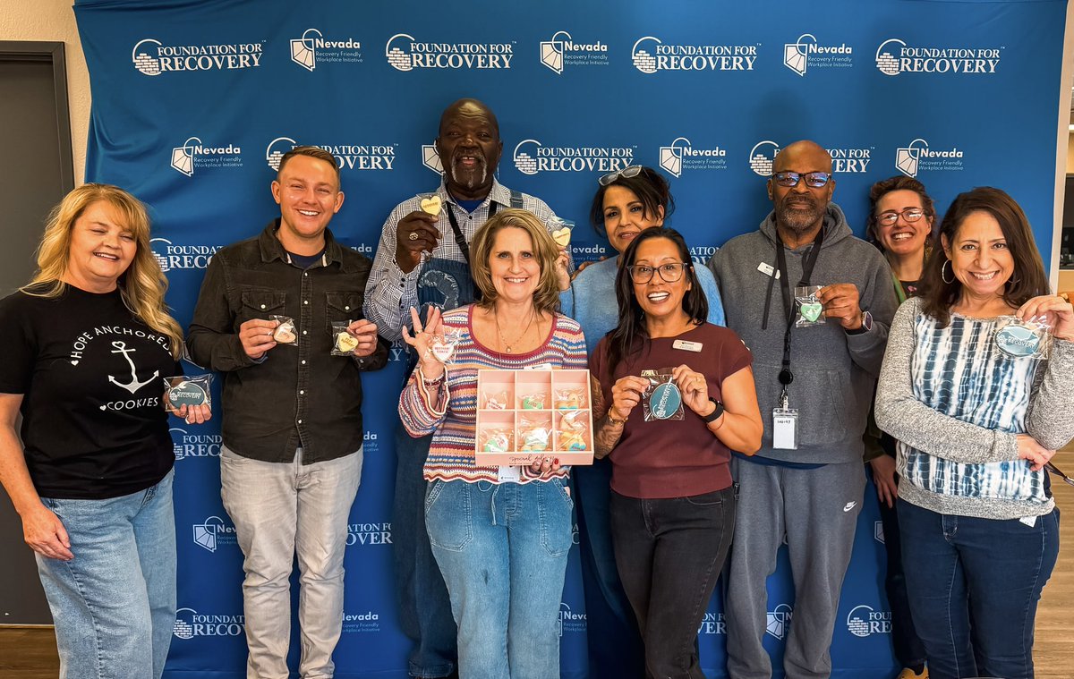 ForRecovery's tweet image. 🩵💛💚🩷 Checkout these beautiful hand decorated cookies by Hope Anchored Cookies. Each one representing a little piece of our mission and service to the community. Huge thank you Jennifer Beaudoin for sharing her baking talents with us. 

#bakingfromscratch #lasvegas