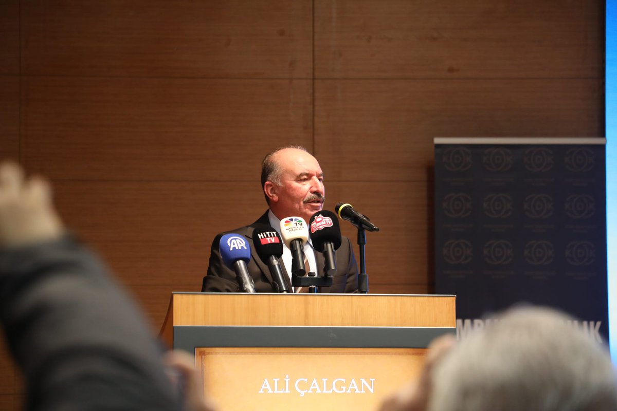 Kaymakamımız Sn. Meriç DİNÇER, Belediye Başkanı Sn. Şerif ARSLAN ile birlikte Kamu Başdenetçisi Sn. Mehmet AKARCA'nın teşrifleri Valimiz Sn. Ali ÇALGAN, İlçe Kaymakamları, İlçe Belediye Başkanları ve kurum temsilcilerinin katılımıyla Çorum'da düzenlenen toplantıya katılım sağladı