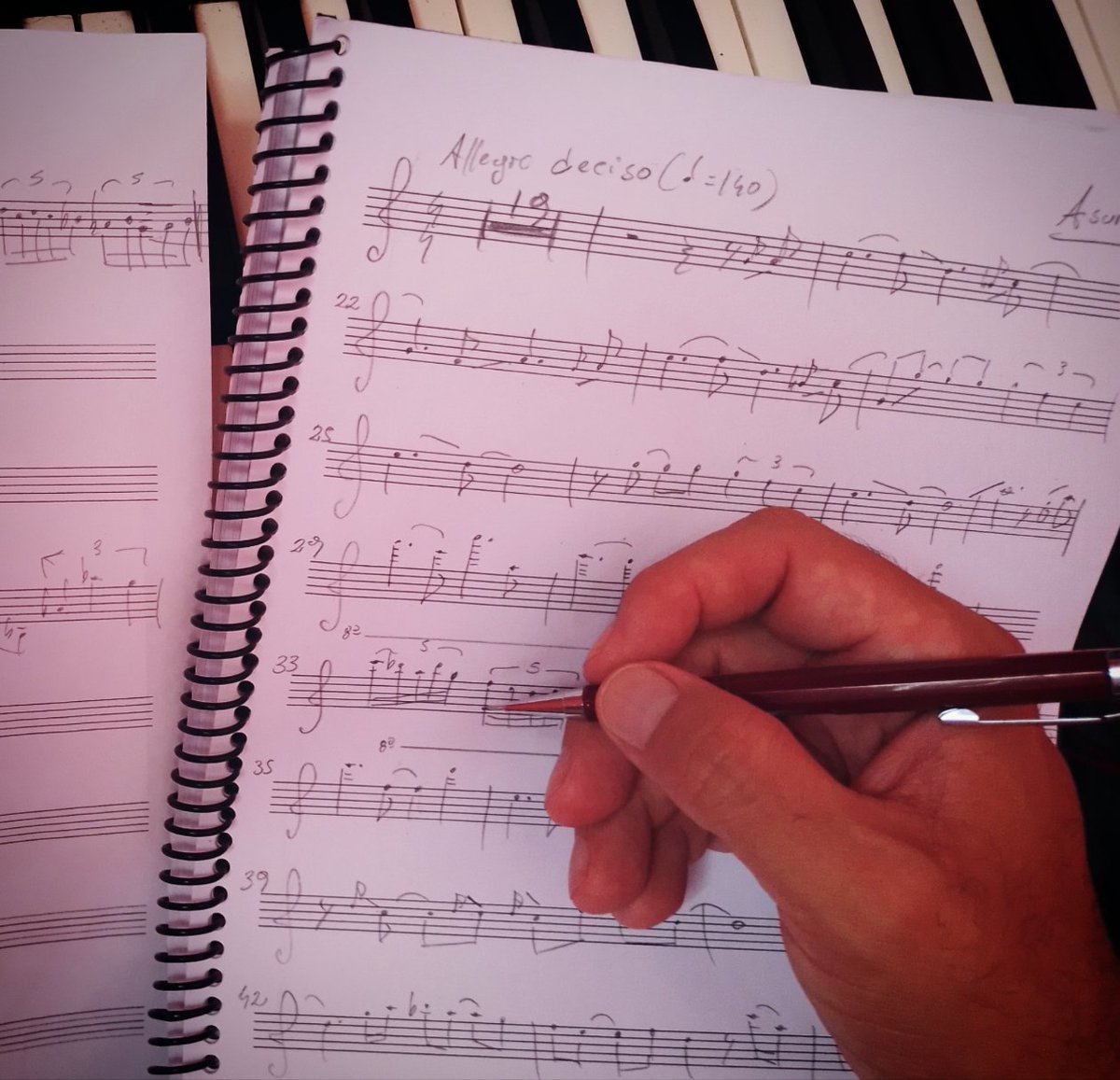 I wish I didn't have a complex soul. Fortunately, there's music 🎶
#pensamientos #sincero #alma #soul #workinprogress #writing #deseos #selfie #music #composer #musician #argentina #mexico #eeuu #brasil #japan