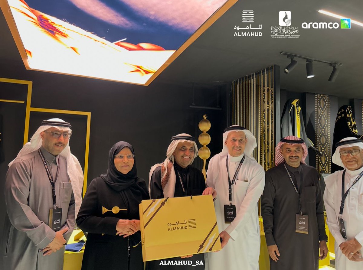 تشرف ركن الدفّة في مهرجان البشت الحساوي بحضور د. سعد الناجم، أ. محمد المطرودي، أ. محمد العفالق <a href="/mohdafaleq/">محمد العفالق</a>، ود. جاسر الحربش <a href="/CEOHeritageksa/">د.جاسر بن سليمان الحربش</a>، حيث أشادوا بجمالية المكان وتنظيمه وتجربته التراثية الأصيلة

<a href="/saudi_aramco/">أرامكو</a> 
<a href="/ftat_alahsa/">جمعية فتاة الأحساء</a> 
#الماهود 
#البشت_الحساوي 
#هيئة_التراث