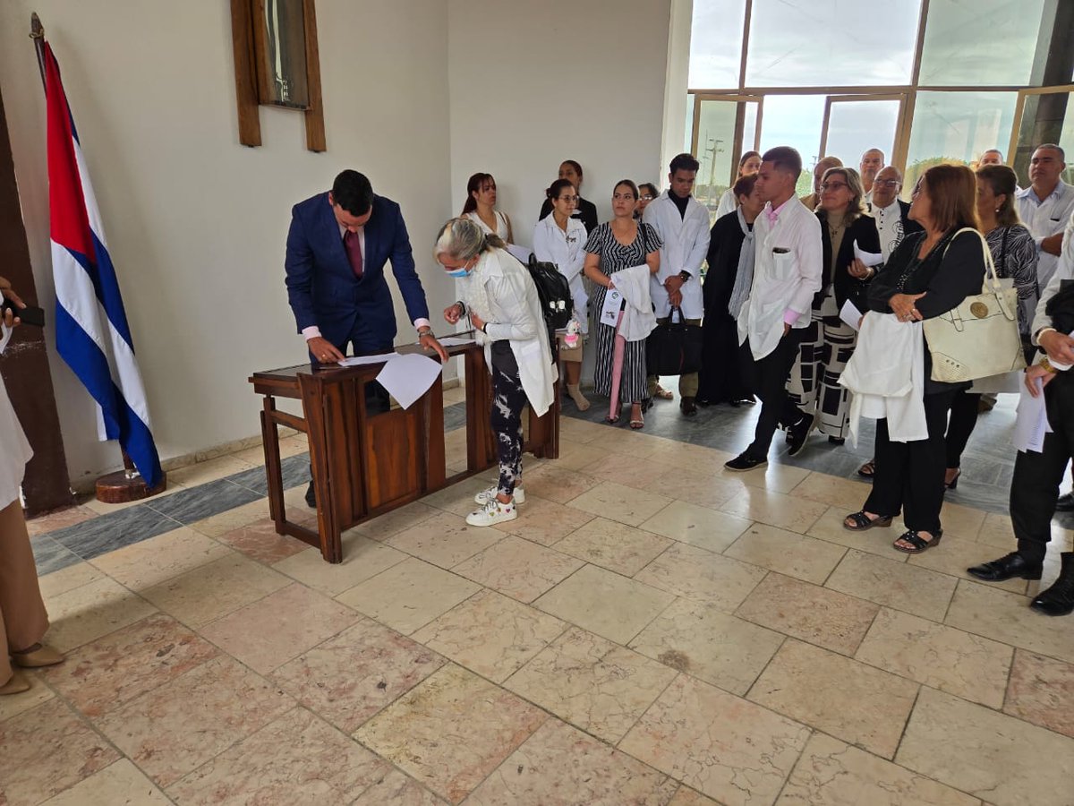 ✍️Cuadros de la Subdirección de Medios Diagnósticos también manifiestan su compromiso en la Firma del Código de Ética, a tono con el Balance de Cuadros del #HospitalGuevara celebrado hoy #CubaVencerá <a href="/japortalmiranda/">José Angel Portal Miranda</a> <a href="/MINSAPCuba/">Ministerio de Salud Pública de Cuba</a> <a href="/DtorDgsTunas/">Director General de Salud Las Tunas</a> <a href="/DirGestionTunas/">Directora de Gestión Sanitaria DGS Las Tunas</a> <a href="/eliani_gom22515/">Eliani Angelina Gómez</a>