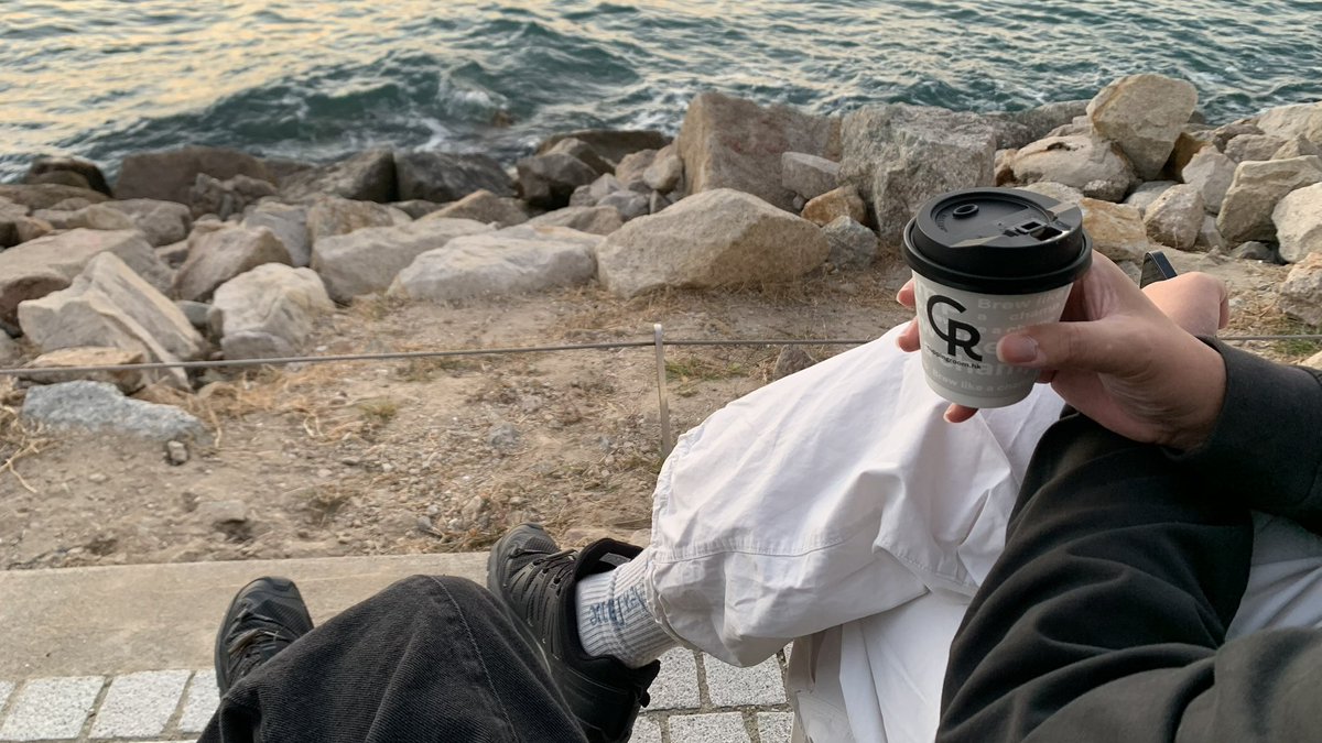 นั่งดู Sunset ที่ ฮ่องกงแบบ vibes โคตรชิล อากาศเย็นๆ นั่งกินกาแฟ ฟังเพลงคนละหูฟัง โคตรจะชอบเวลาแบบนี้เลย Free space แบบสวย และสุดชิล ชีวิตต้องมีวันแบบนี้บ้าง ยิ่งโตขึ้น ยิ่งต้องการอะไรแบบนี้มาก 🤍