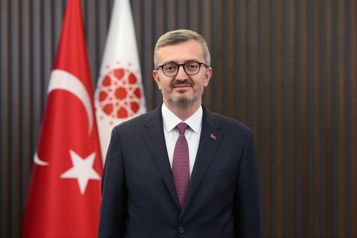 "İletişim Başkanlığı olarak temel önceliğimiz siyasetin, bürokrasinin ve toplumsal hayata yansıyan kamu politikalarının birbirini tamamlayan ve karşılıklı anlayışı güçlendiren bir iletişim zemininde buluşmasına katkı sunmaktır."

Cumhurbaşkanlığı İletişim Başkanı Burhanettin