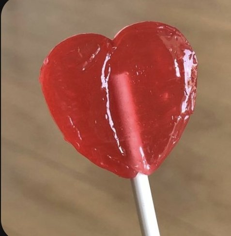 Yo era de las personas que llevaban una bolsa de paletas de corazón para repartir el 14 de febrero en la escuela 
Pero el mundo me hizo cosas.