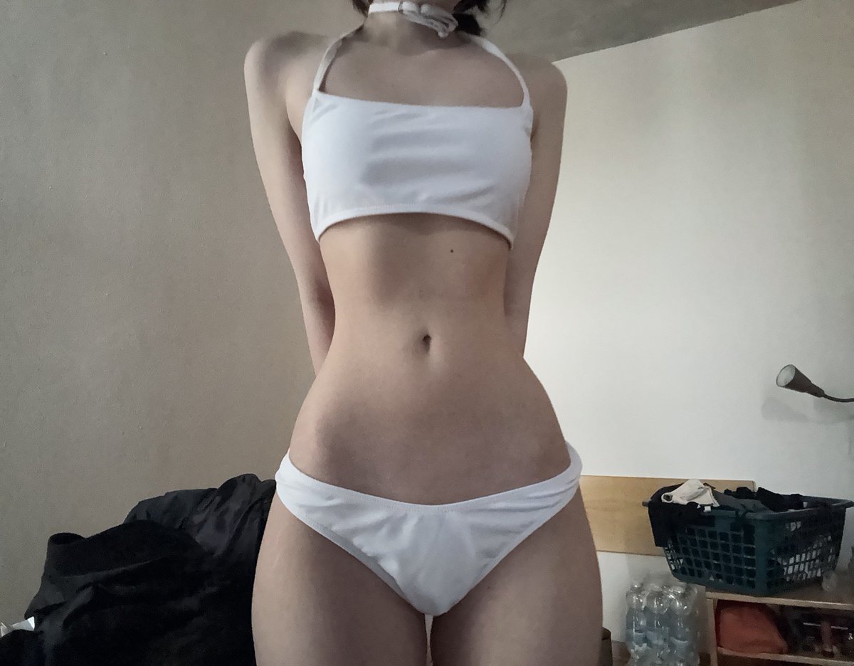 hzxcvfhqfin2vw's tweet image. xxs clothes are not real