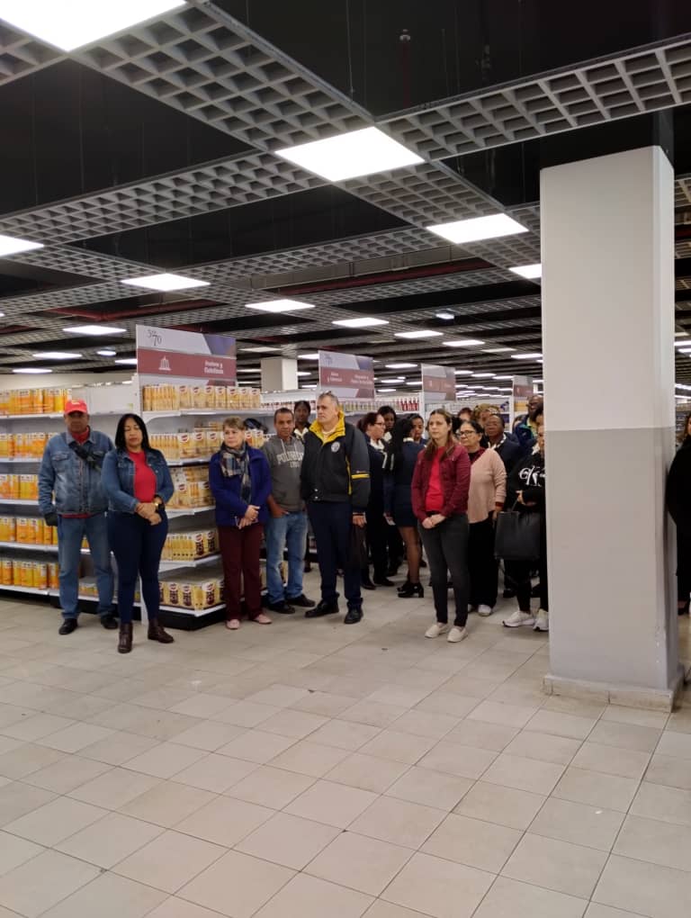 GrandesCentros's tweet photo. Actividad Central en Centro Comercial MareaAlta por el #4DeFebrero.
En el 32º Aniversario de nuestra Empresa, rendimos homenaje a quienes hicieron posible este camino: nuestros fundadores.
#Fundadores #32AñosDeHistoria #Compromiso #OrgulloInstitucional #LegadoQueInspira https://t.co/uYcuxR0ZZY