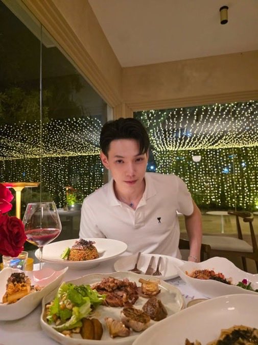 ouroadxxxxxx's tweet photo. I swear daou is such a romantic this look so cute 😭😭 https://t.co/uRgQqkTOvO