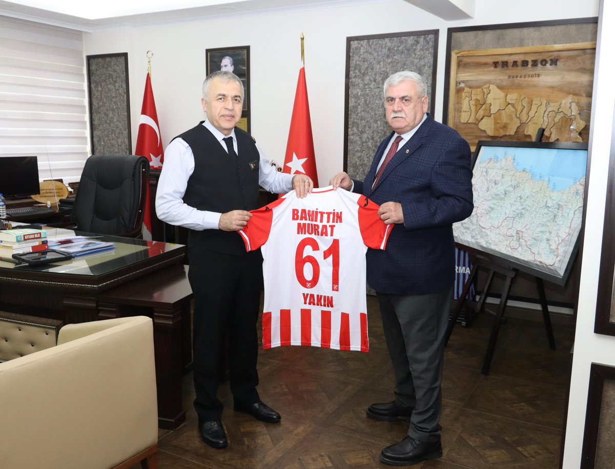 Başkanımız Atalay Armutcu, Başkan Vekilimiz Aslan Güner ve Başkan Yardımcımız Alperen Topal ile birlikte Trabzon İl Jandarma Komutanı Tuğgeneral Bahittin Murat Yakın’ı ziyaret etti. Başkanımız Armutcu, Tuğgeneral Yakın’a üzerinde isminin yazılı olduğu formamızı takdim etti.