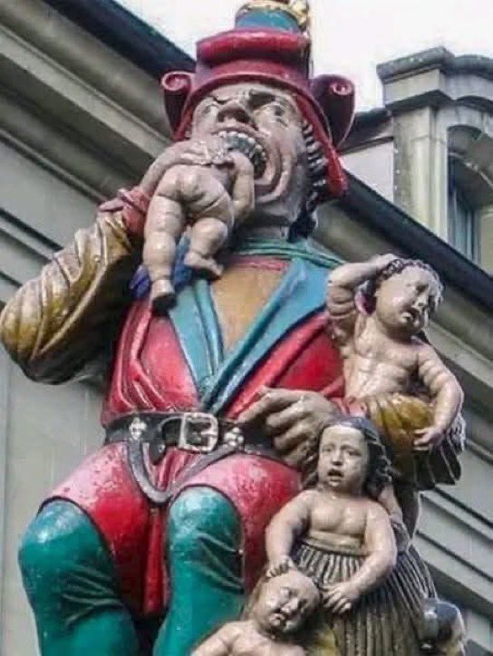 Sanat tadı altında yaptıkları şeyler. Yapılan heykeller, aslında galiba hepsi bir mesaj veriyormuş