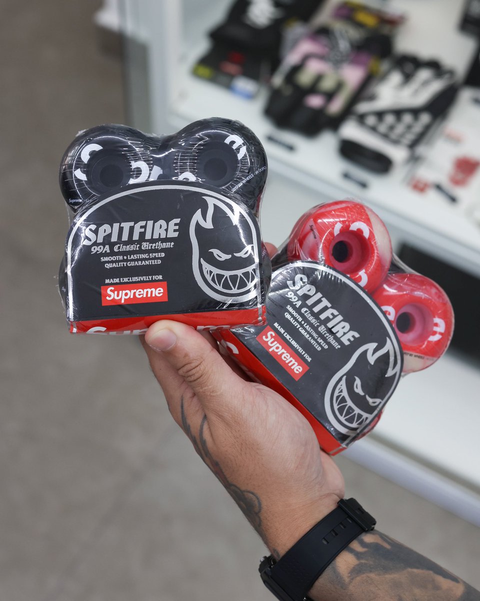 pineapple_co_'s tweet photo. SUPREME x SPITFIRE 

Rodas que unem duas lendas do skate. Performance consagrada, resposta rápida, durabilidade e muito estilo pra rua ou pista. Atitude desde o primeiro rolê.

Disponível na Pineapple Co https://t.co/kzQEEL6gdh