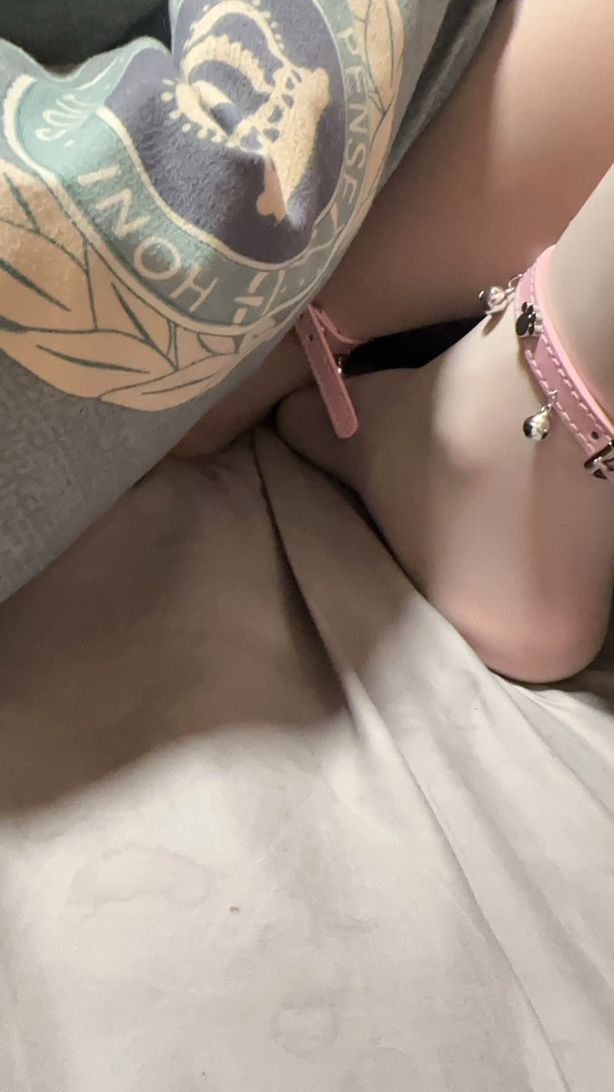 Lokinine679's tweet photo. I'm super in love with this pair of pink bell anklets. They look so beautiful with white stockings. (Please ignore my scar.) https://t.co/rM8wTKeaMJ