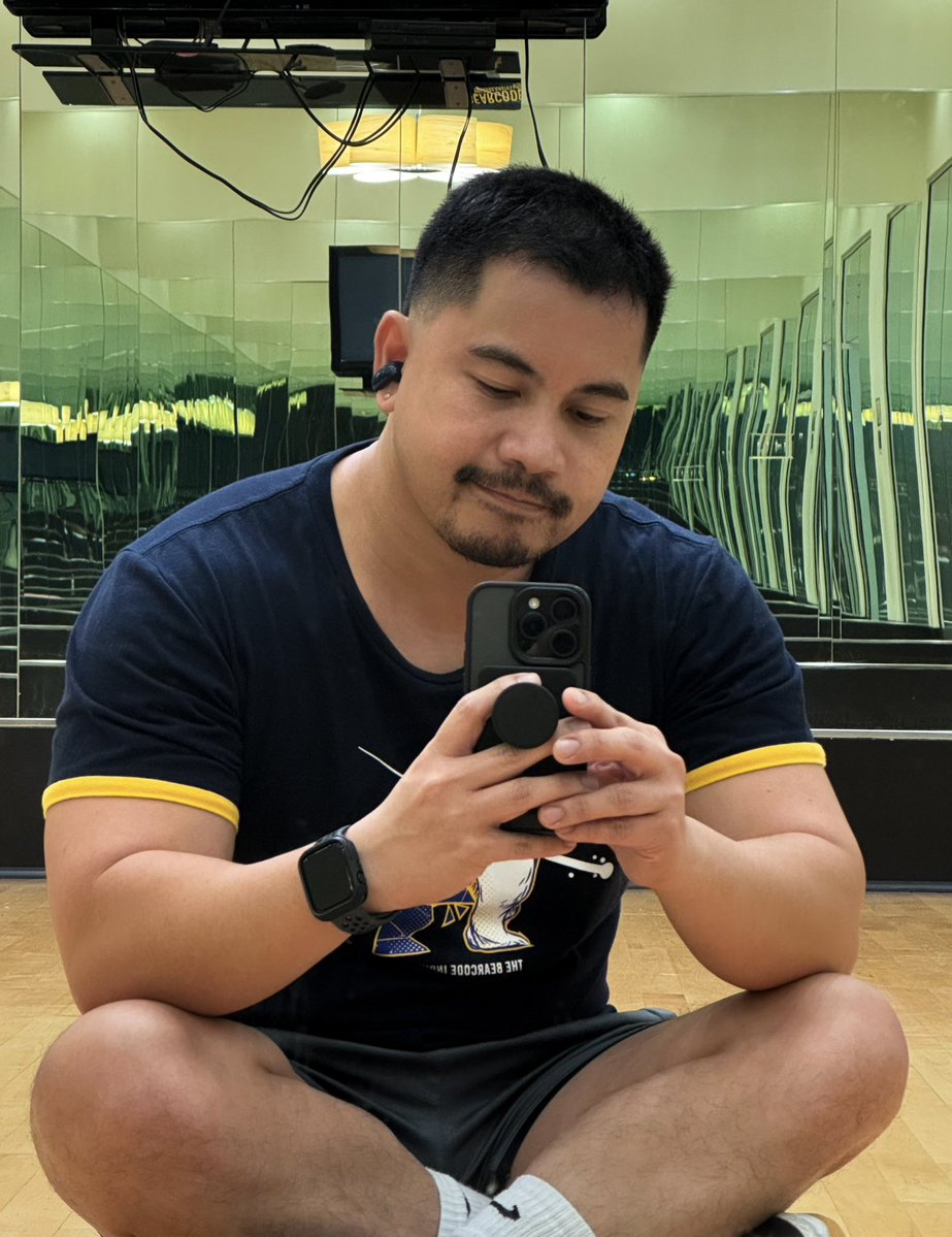 Missing the gym from my apartment last year… ughh the lighting