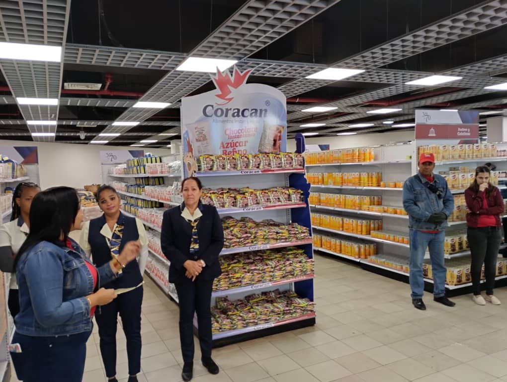 GrandesCentros's tweet photo. Actividad Central en Centro Comercial MareaAlta por el #4DeFebrero.
En el 32º Aniversario de nuestra Empresa, rendimos homenaje a quienes hicieron posible este camino: nuestros fundadores.
#Fundadores #32AñosDeHistoria #Compromiso #OrgulloInstitucional #LegadoQueInspira https://t.co/phDfhQgrk0