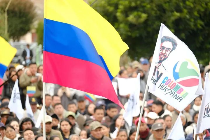 Como el CNE le hace el mandado al uribismo y a los vendepatrias de la derecha, al negarles los derechos políticos a Iván Cepeda, con mayor razón debemos luchar y ganar con #CepedaEnPrimeraVuelta. Con un congreso del CAMBIO que sea numeroso y poderoso, lograremos acabar la