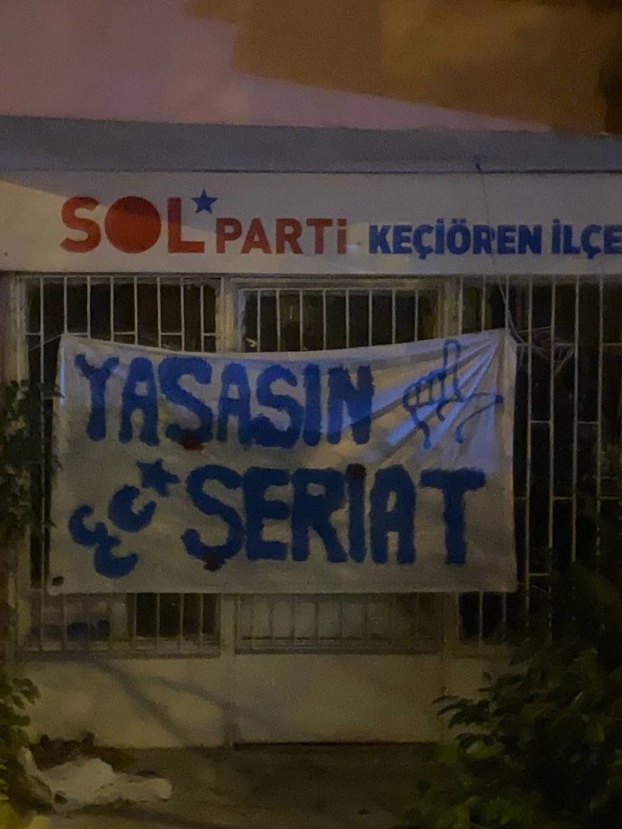 🔴 Bu kez Ankara..

İslam düşmanı SOL Parti’nin binaları “Yaşasın Şeriat” pankartlarıyla donatılmaya devam ediyor
