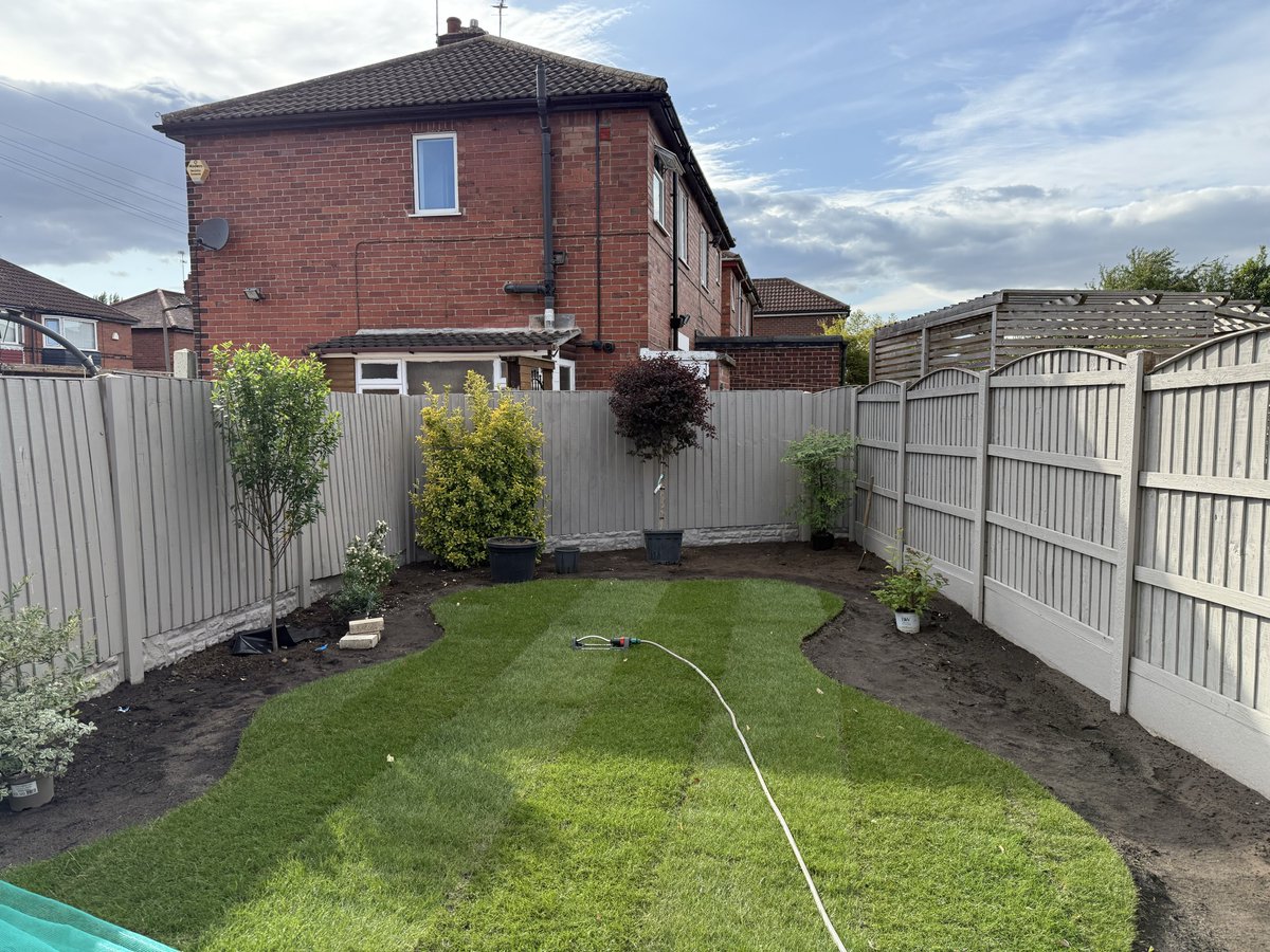 NathsGarden's tweet photo. Once the lawn was down it was time for the planting! 😄🌸🌺

Didn’t end up being good timing to lay turf and plant as a couple of days later hosepipe ban was put in place ❌💧

#gardenmakeover https://t.co/AaVldq3CQ2