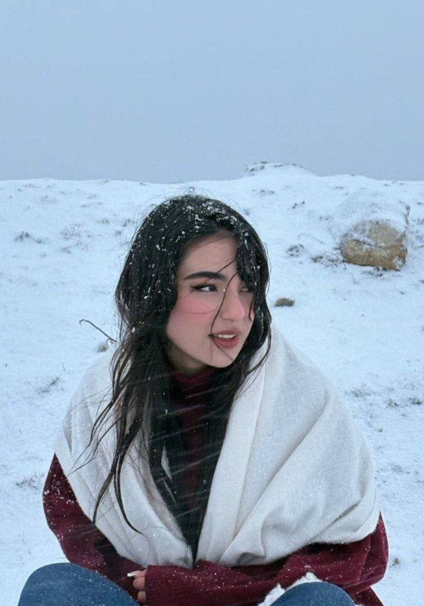 خانواده‌اش گفته‌اند حمایتی از او نمی‌کنند و «دیگر دختری ندارند»…
پس ما باید خانواده‌اش باشیم.
ملیکا دخترِ ایران است.
سکوت نکنیم، صدایش باشیم.
#ملیکا_عزیزی
ملیکا عزیزی در خطر جدی اعدام قرار دارد.
در شرایطی که خانواده‌اش از او حمایت نمی‌کنند، این ما هستیم که باید پشت او بایستیم: