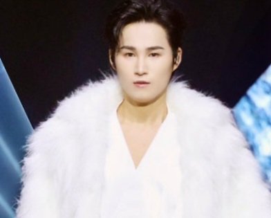 김희재는  
수식어를 끌고가는 믿음꾼 
어느새 희며들어 따라만간다  
팔색조처럼 날아오르는 모습에서
무엇이든 다~ 해주고 싶게한다 
죽음과도같은 노력을 하는것에는  
청춘으로서 배우고싶은 모델이다
사르르 기대이는 스킨쉽 은 어휴 
그는 사랑으로 만들어진 사람이다 
팬들의 바램처럼 되고만다