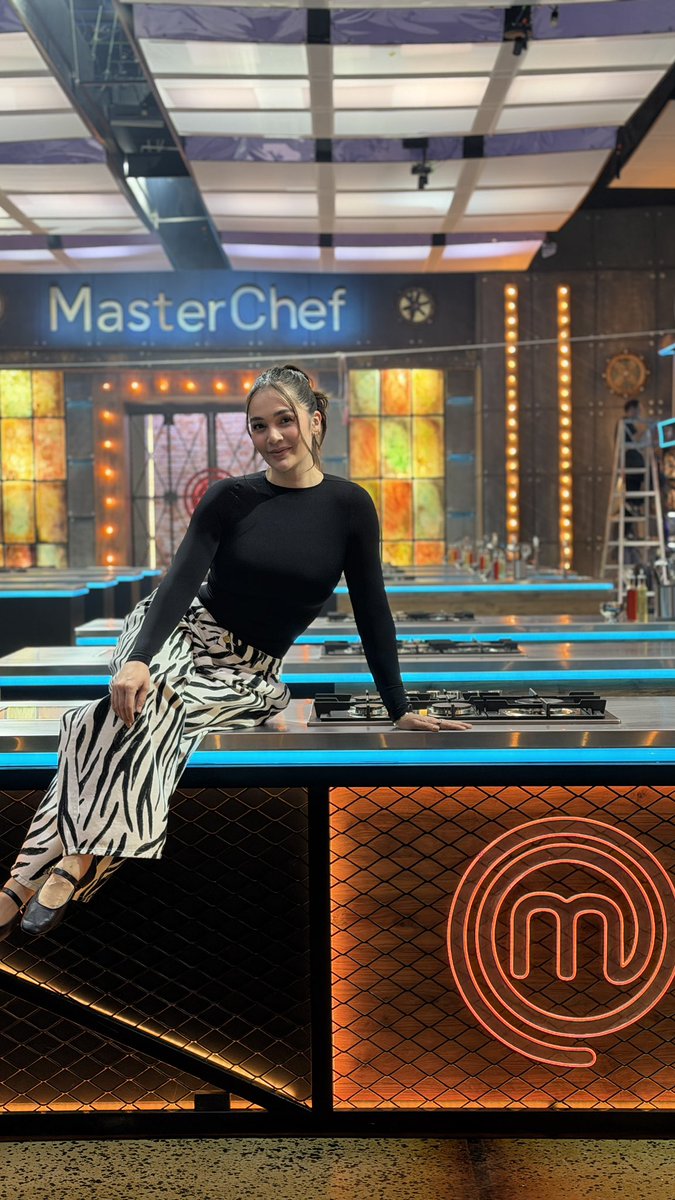 Lina_Tejeiro's tweet photo. Yo otra vez diciendo “sí” antes de pensar 🤡 
Poco conocimiento, demasiadas ganas
y la absurda idea de que puedo ganar. 🤣

Spoiler: voy con toda.
#MasterChefCelebrity 🍳🔥 https://t.co/JsKg9FILPQ
