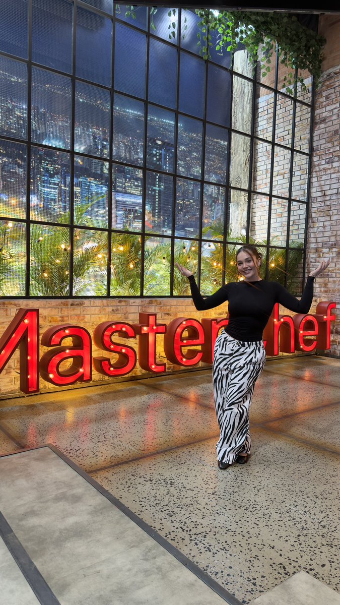 Lina_Tejeiro's tweet photo. Yo otra vez diciendo “sí” antes de pensar 🤡 
Poco conocimiento, demasiadas ganas
y la absurda idea de que puedo ganar. 🤣

Spoiler: voy con toda.
#MasterChefCelebrity 🍳🔥 https://t.co/JsKg9FILPQ