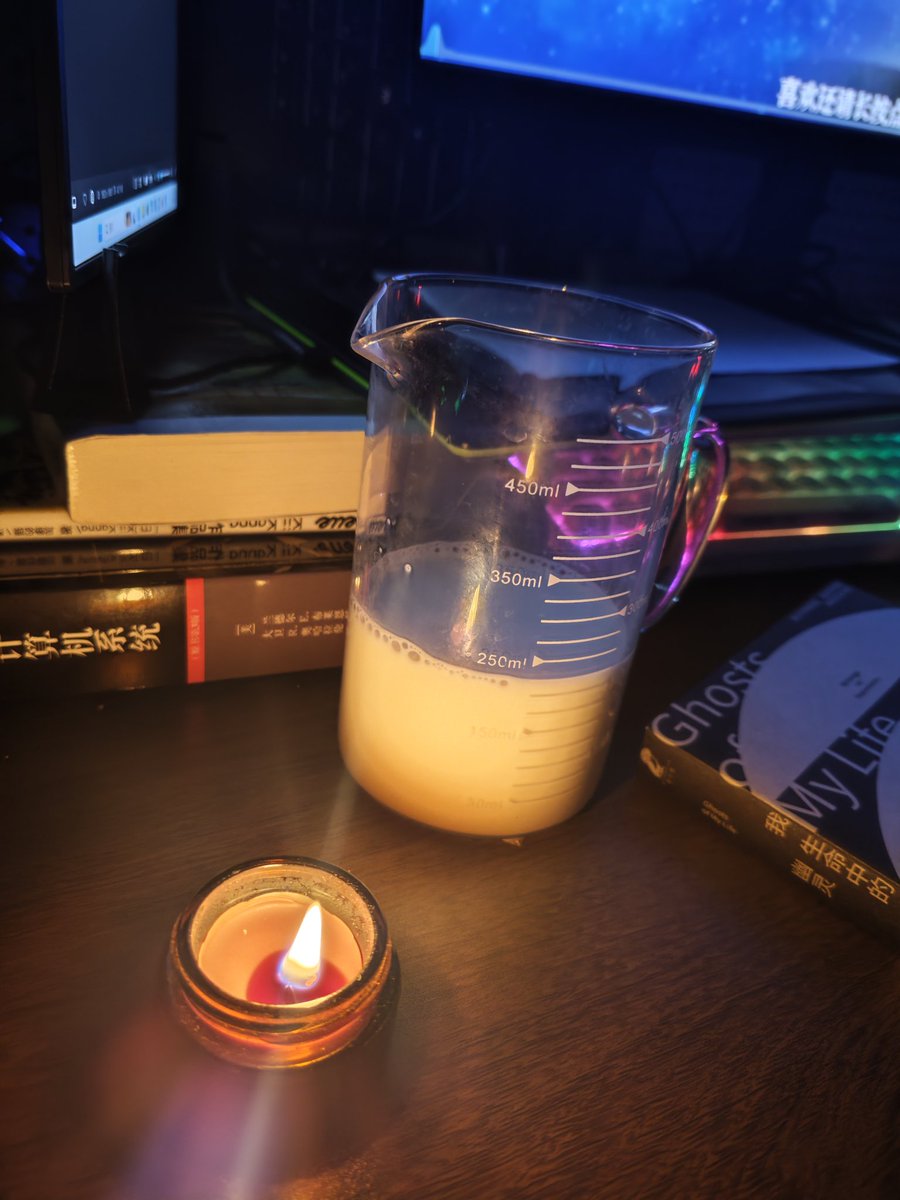 实在睡不着点了个香薰蜡烛喝牛奶听催眠音频……热可可奶油味香薰闻着好想吃