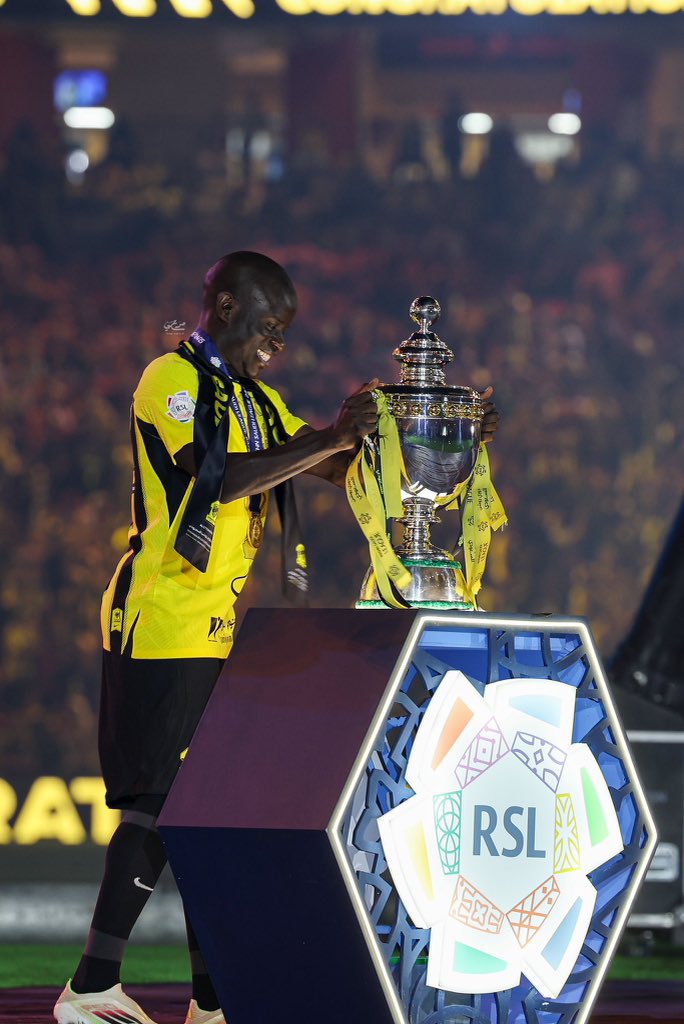 شكراً #كانتي على كل لحظة قدمتها للعميد منذ قدومك 
لاعب كبير وقدم تضحيات طيلة مسيرته 
💛🖤