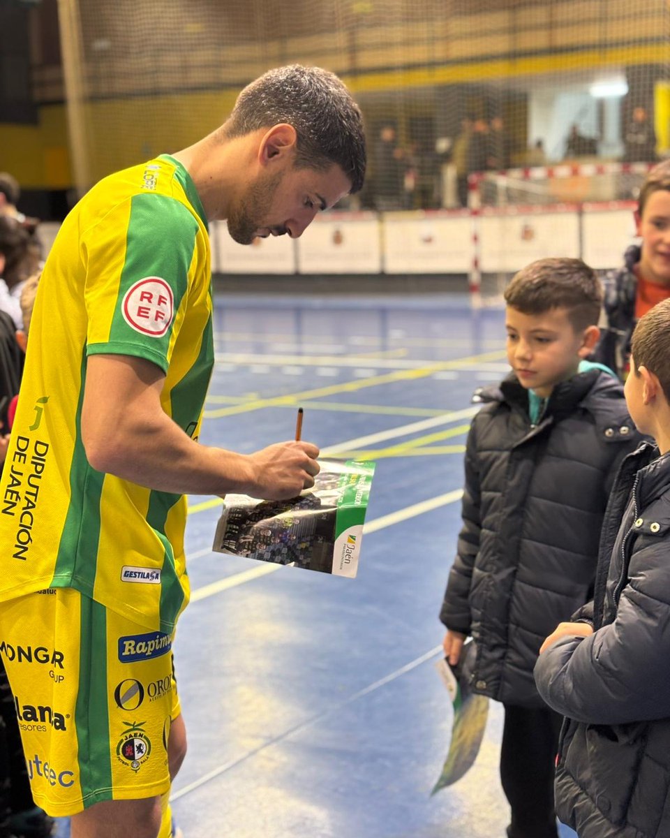 JaenFS's tweet photo. 👏 ¡Muchas gracias al @Bailen2008_FS y al público por esta tarde-noche de fútbol sala!

💛 Estamos encantados de recibir tanto cariño en nuestra provincia siempre que la visitamos

🔚 ¡Último partido de este parón terminado, para ya centrarnos en lo que viene!

#SomosJaén💛 https://t.co/tGq65k5IFl