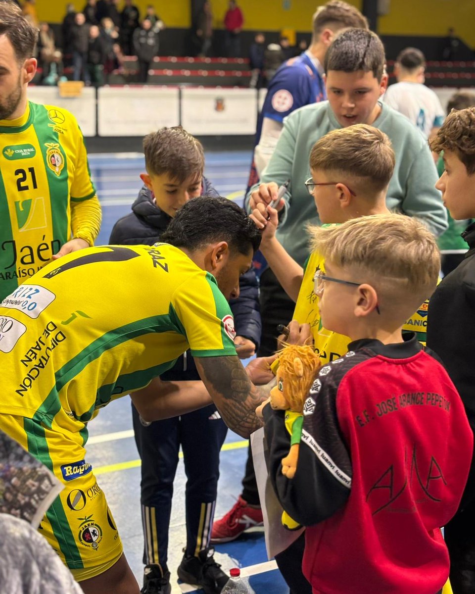 JaenFS's tweet photo. 👏 ¡Muchas gracias al @Bailen2008_FS y al público por esta tarde-noche de fútbol sala!

💛 Estamos encantados de recibir tanto cariño en nuestra provincia siempre que la visitamos

🔚 ¡Último partido de este parón terminado, para ya centrarnos en lo que viene!

#SomosJaén💛 https://t.co/tGq65k5IFl