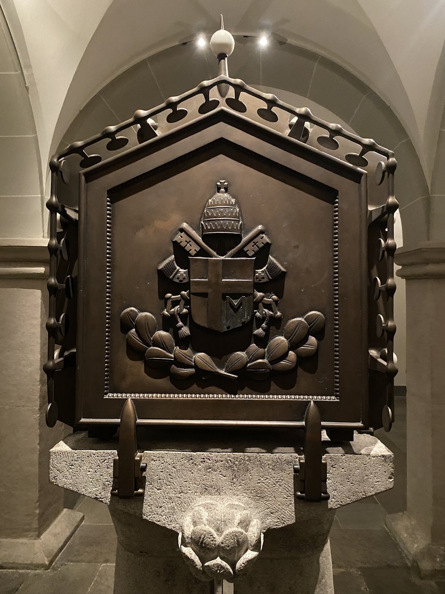 İnsan öğrendikçe nesnelere bakış açışısı da değişiyor. Geçen sefer geldiğim vakit Bonn Katedrali'nin altındaki bu armayı fark etmemiştim. İlk Polonyalı Papa II. Jan Paweł'in armasıymış meğer. 1980 yılında buraya gelip dua etmiş.